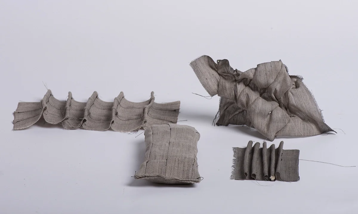 Échantillons textiles en lin plissé et froissé évoquant des éléments d’architecture