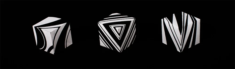 Trois volumes 3D à motif dazzle noir et blanc sur fond noir
