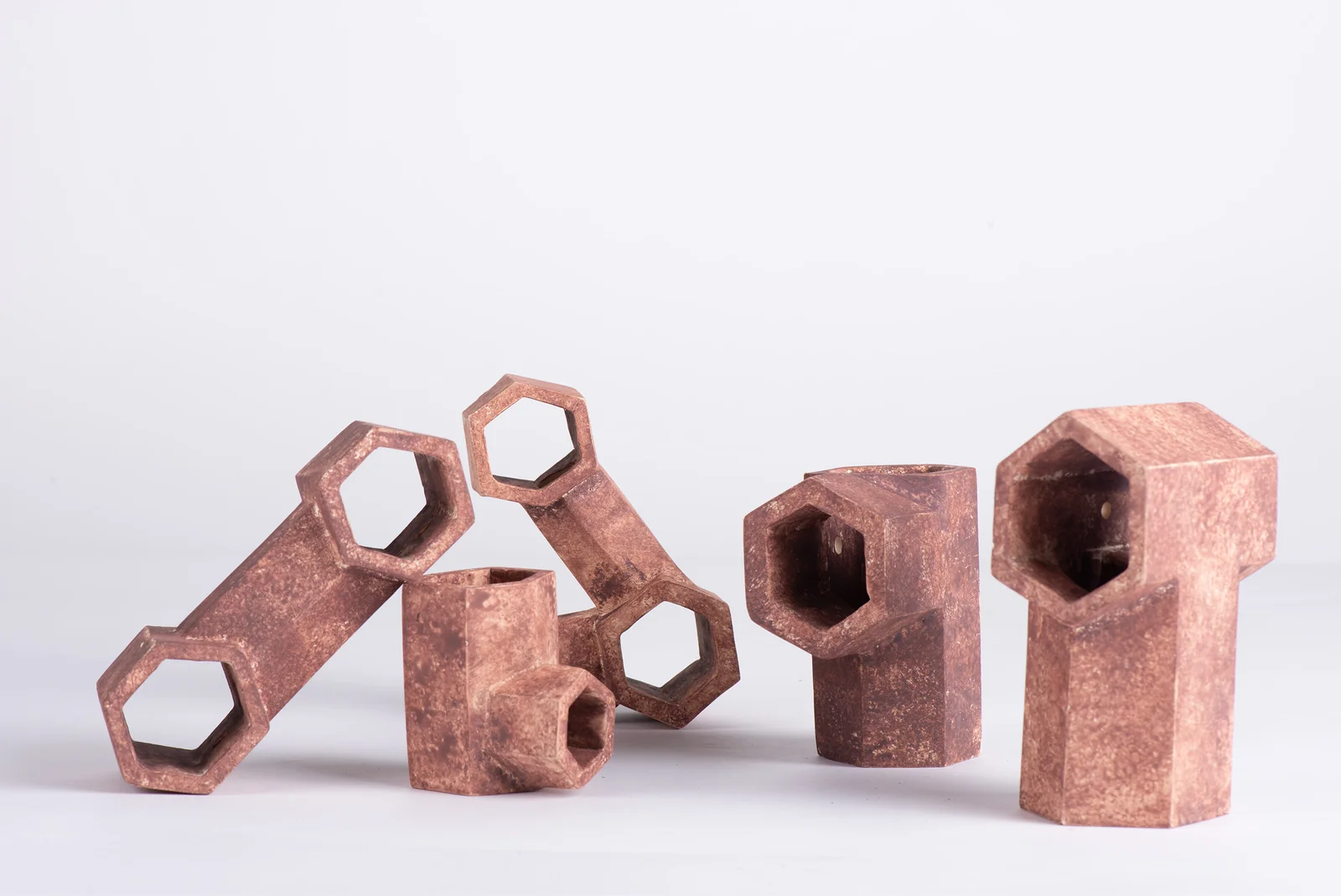 Tuyaux et raccords hexagonaux en céramique rouille