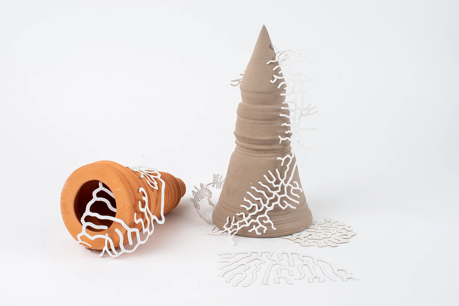 Oyas en faïence biscuit ornées de dentelles de papier