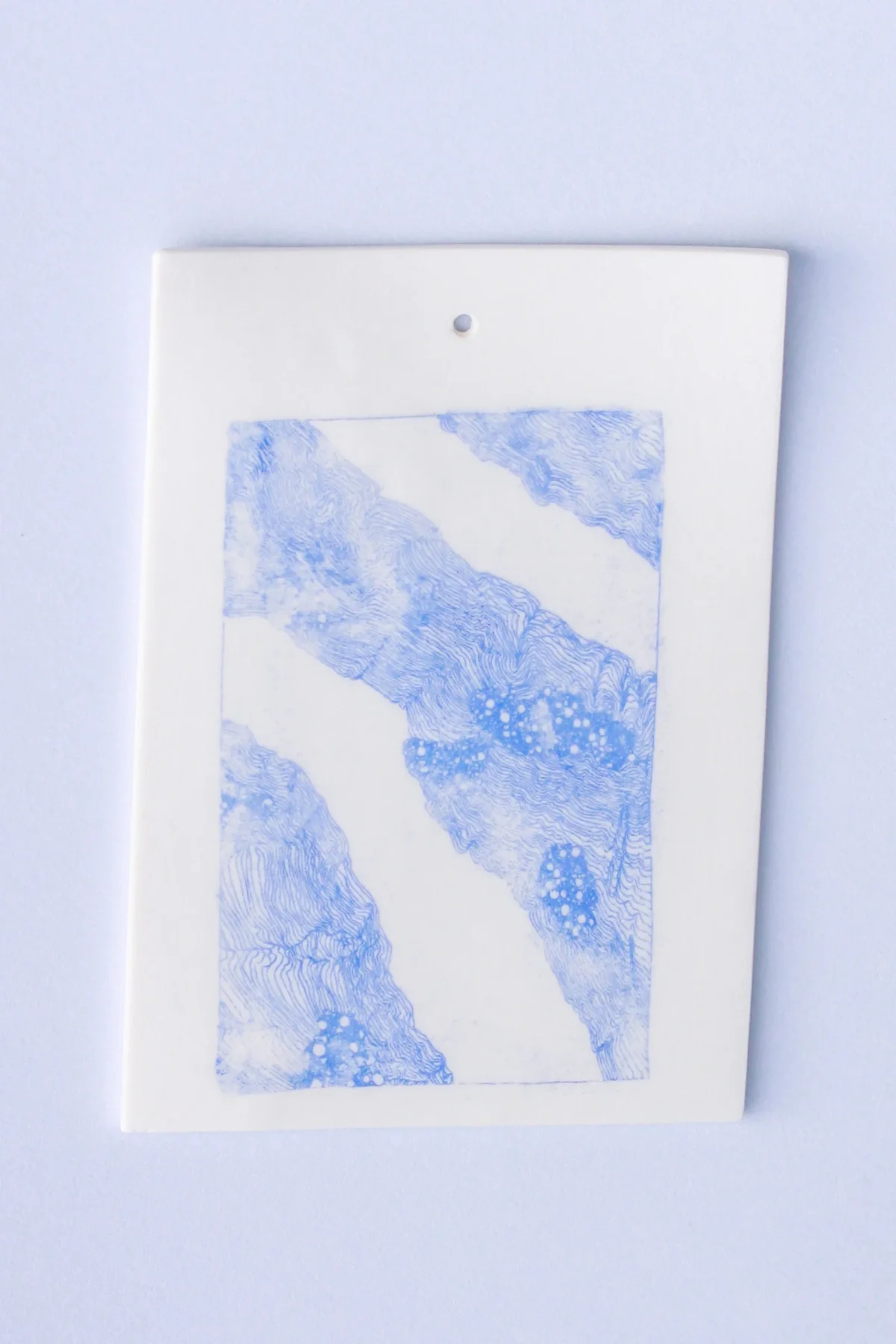 Plaque de porcelaine décorée de strates bleues
