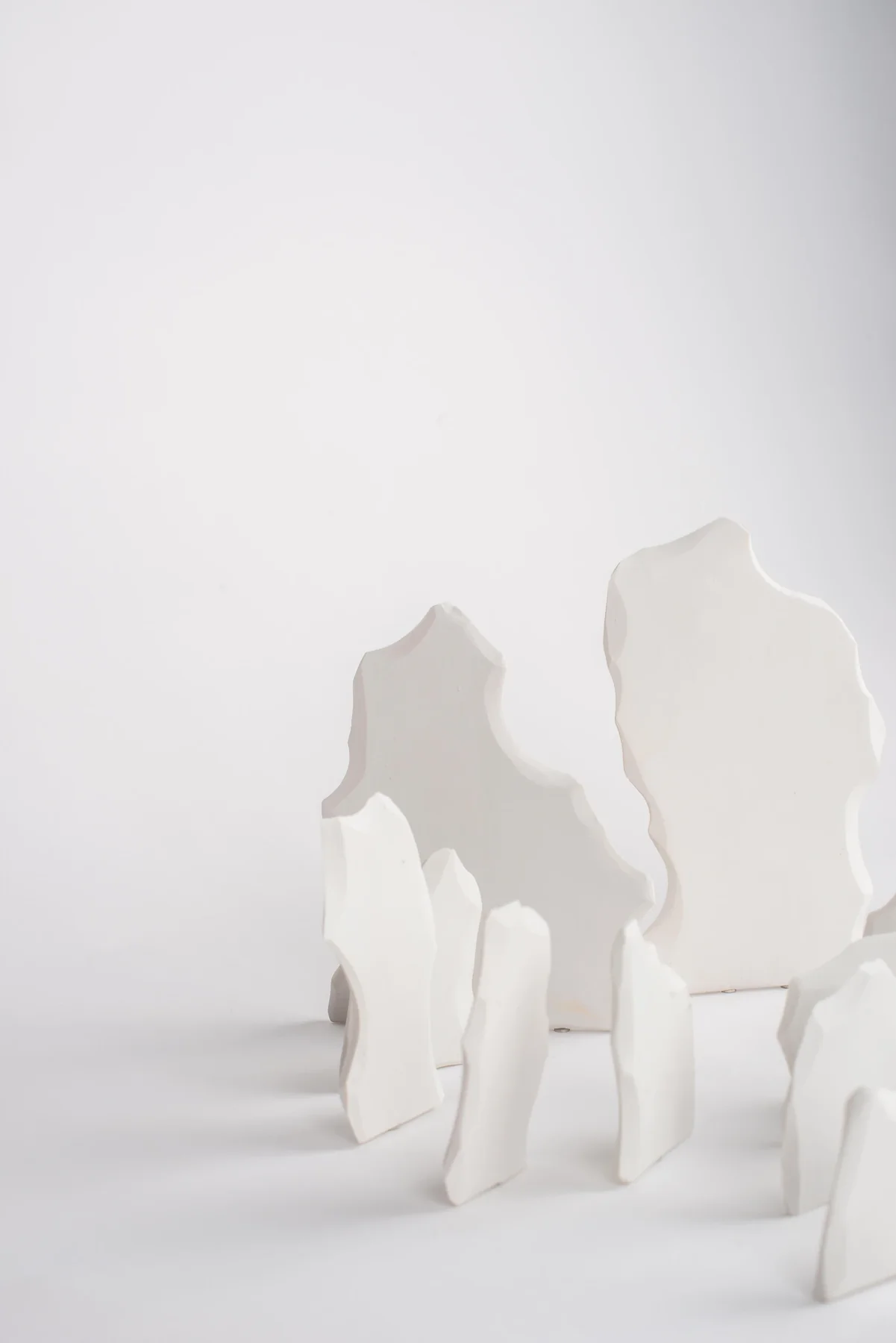 Installation de fines plaques de porcelaine dressées