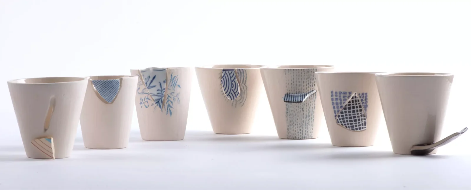 Tasses en céramique intégrant des fragments de vaisselle récupérée