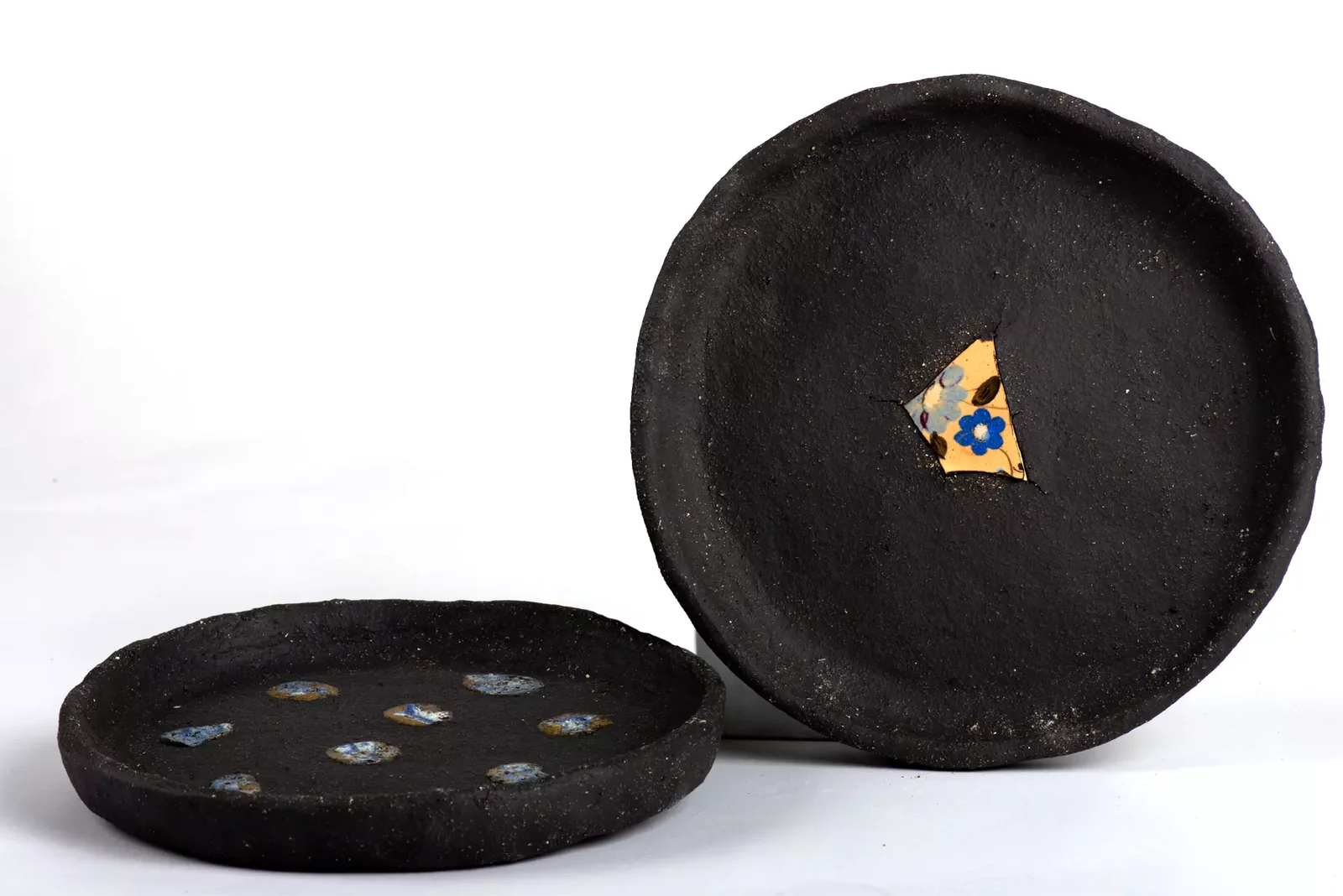 Assiettes en céramique intégrant des fragments de vaisselle