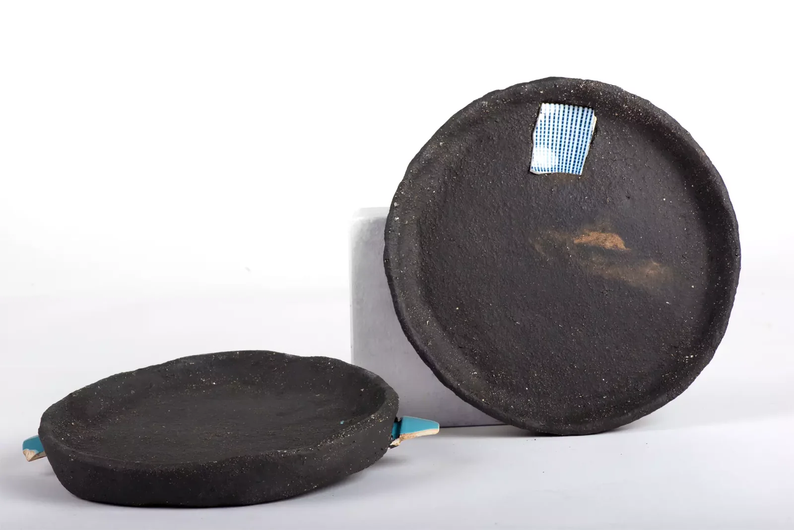 Assiettes en céramique : détail des fragments
