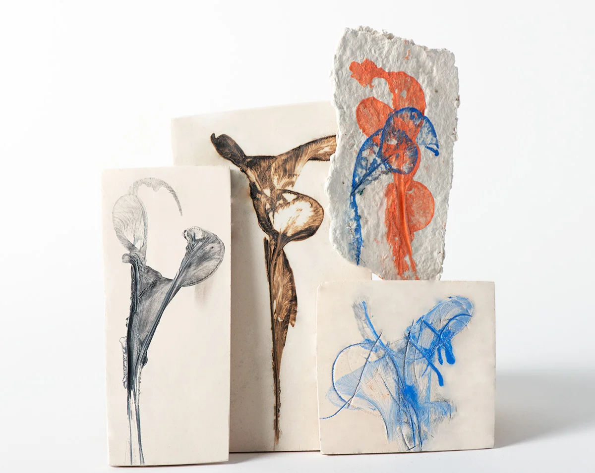 Quatre impressions à l’engobe et au jus d’oxyde sur papier porcelaine