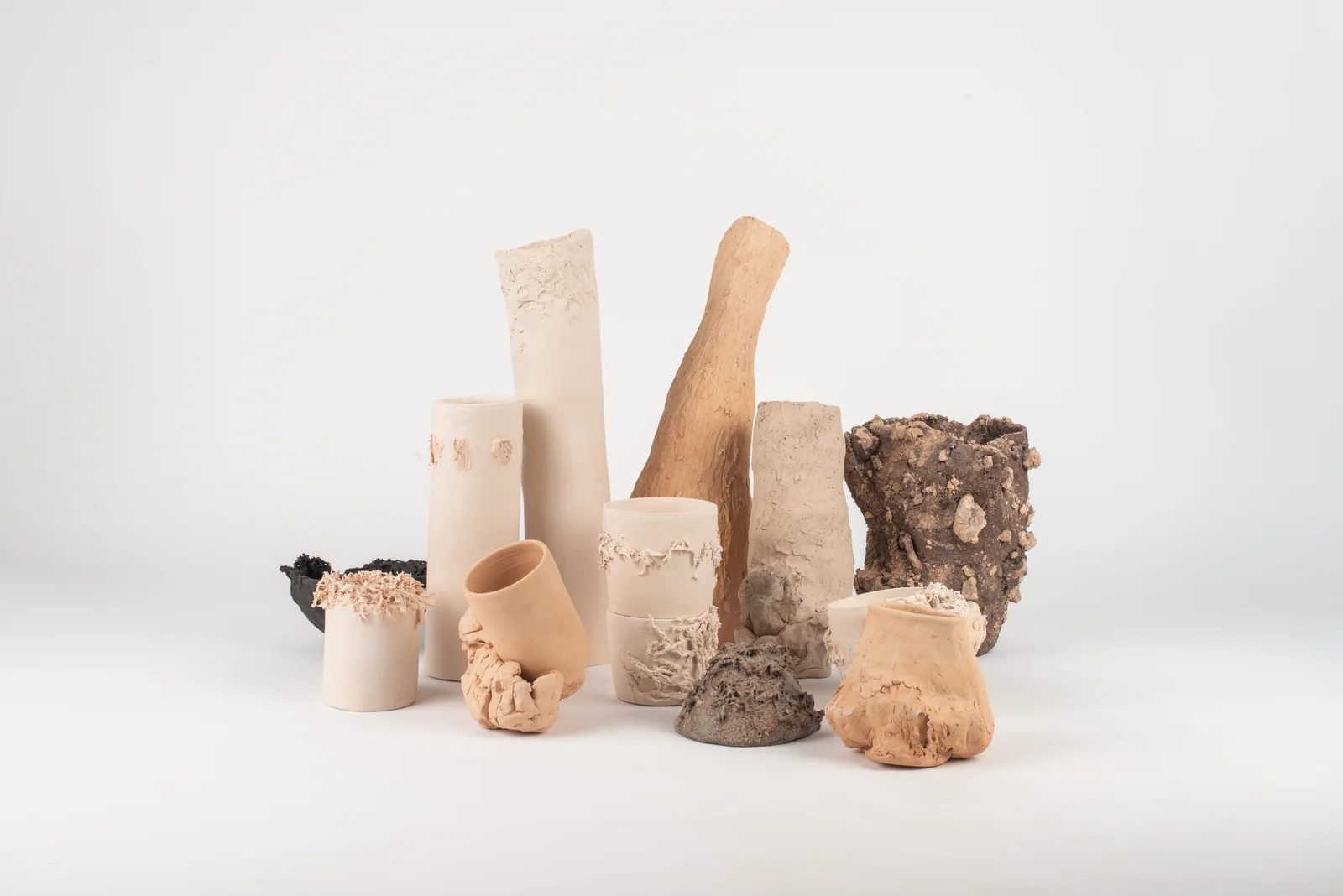 Pièces céramiques regroupées, aux textures de terre et de roche