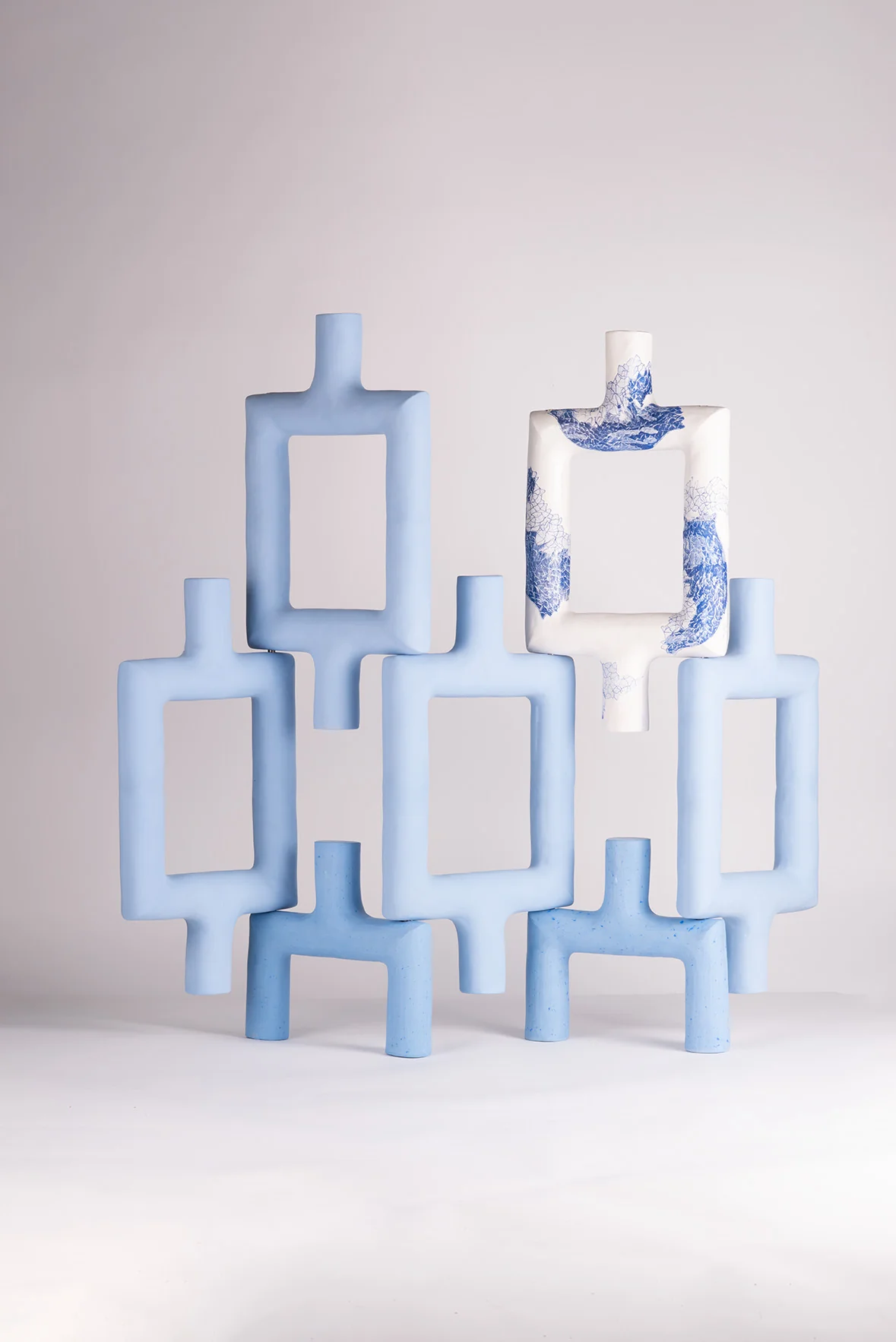 Claustra en faïence : modules céramiques assemblés