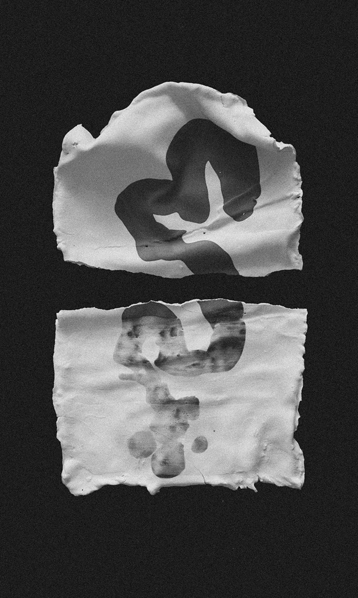 DNMADe 2021/24 - Parcours céramiqueL’écriture asémique : l’encre de Chine, le geste et la trace, du papier au textile jusqu’à la céramique, en noir et blanc.