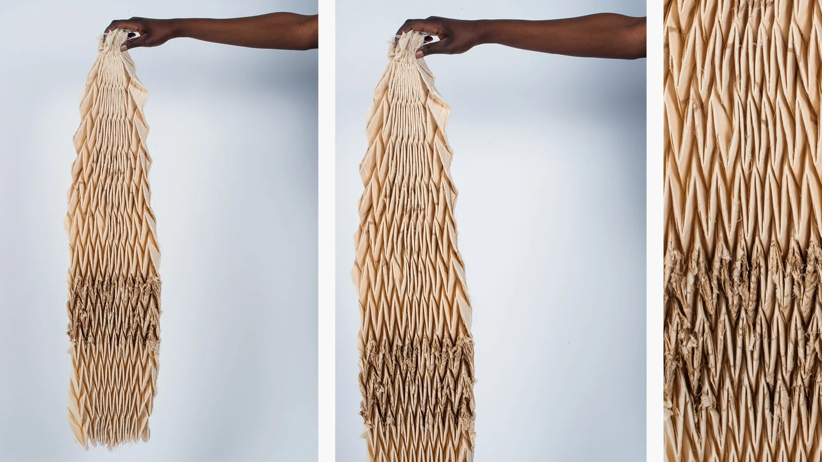 Longue toile plissée gravée, tenue à bout de bras