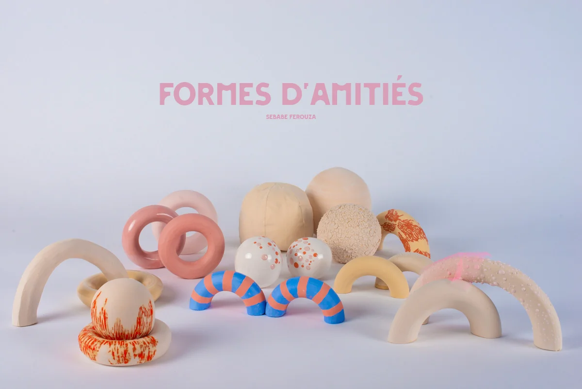 Formes d’amitiés : ensemble de pièces en céramique colorées, arches, anneaux et sphères