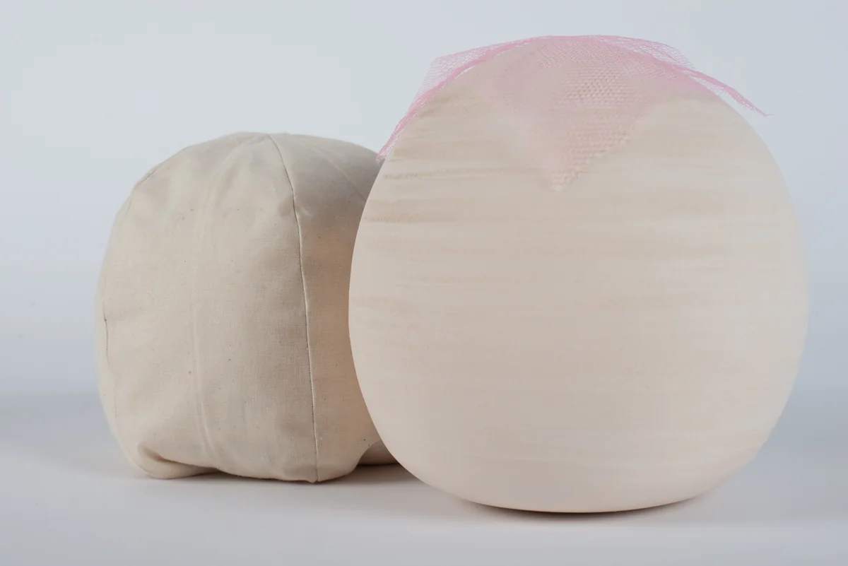 Coussin en toile et forme ronde en céramique coiffée de tulle rose