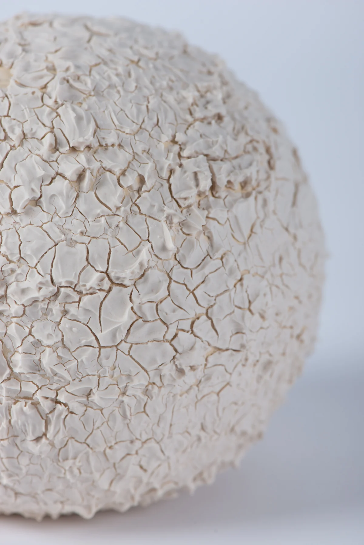 Sphère en céramique à la surface blanche craquelée