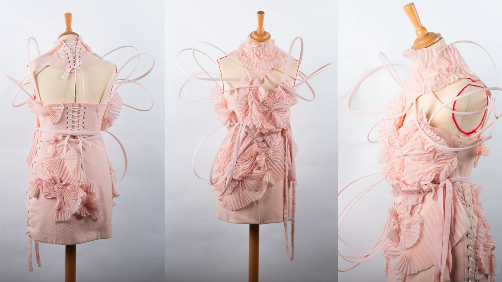 Trois volumes plissés roses sur mannequin