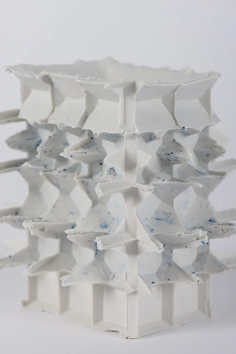 DNMADe 2021/24 - Parcours céramiqueMouler, moduler : des moules modulaires en plâtre qui révèlent et multiplient la trace de couture pour ornementer la pièce.