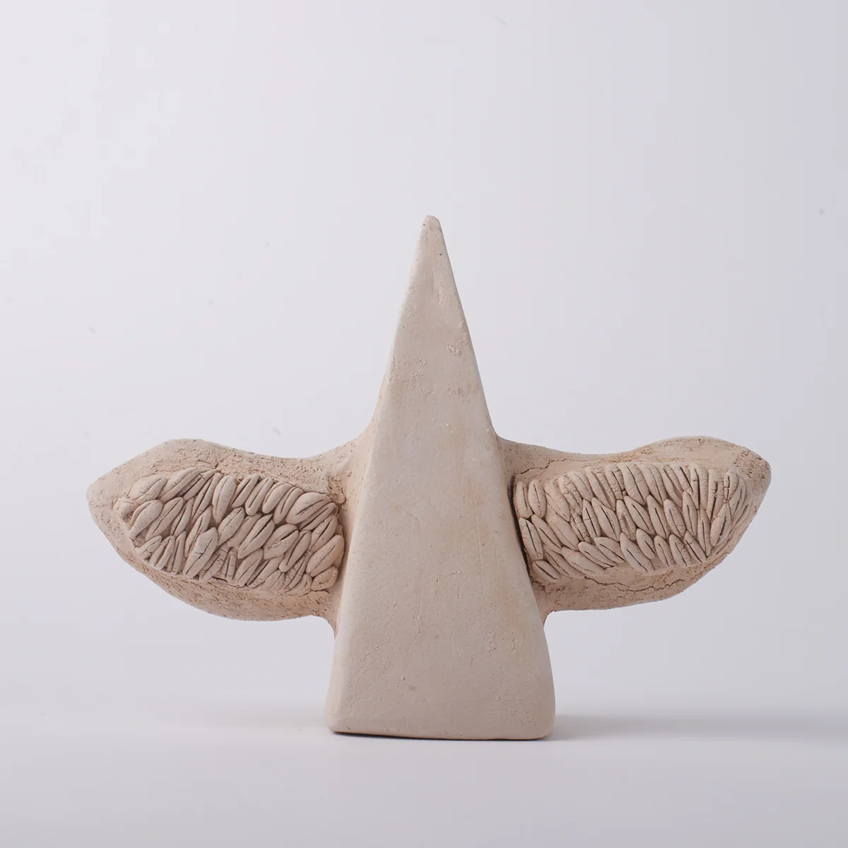 Module oiseau en céramique : corps triangulaire blanc et ailes texturées, vue de trois quarts
