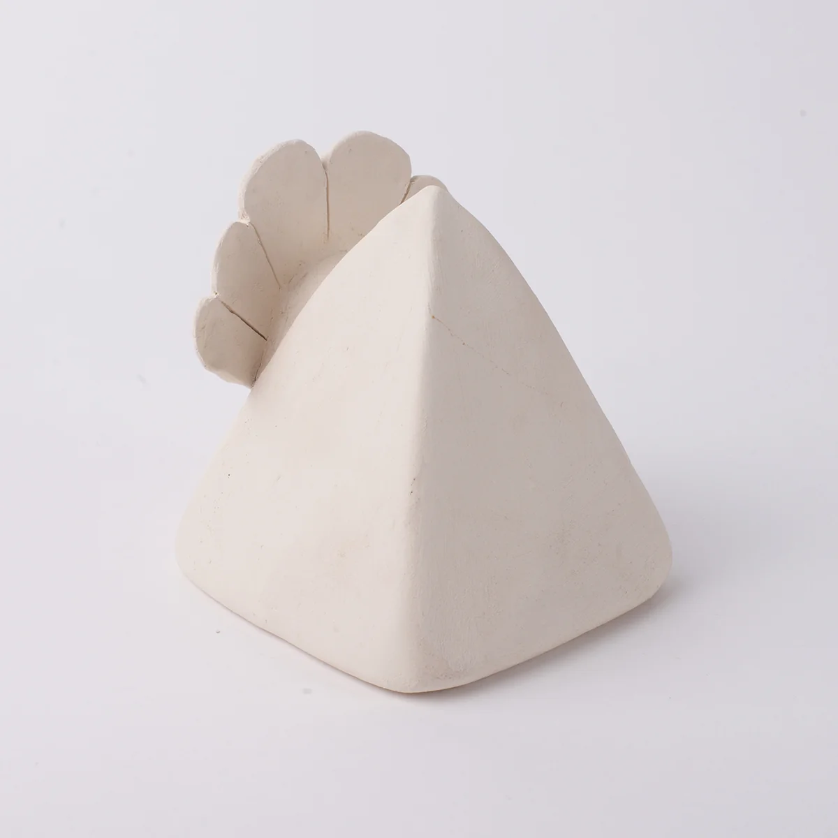 Module triangulaire blanc surmonté d’une crête