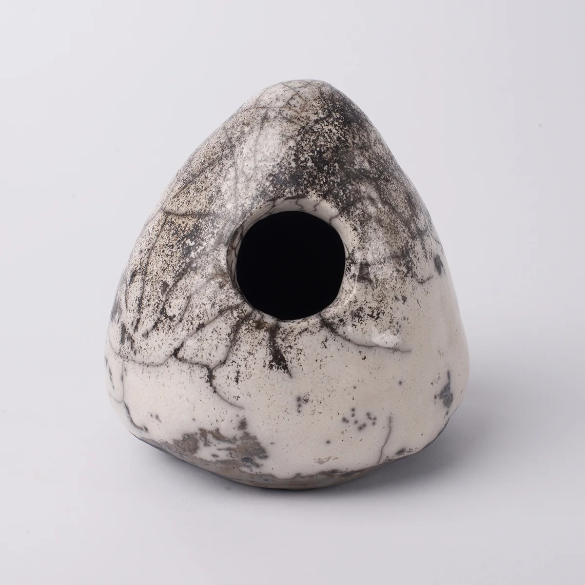 Nichoir raku blanc craquelé, percé d’une ouverture ronde