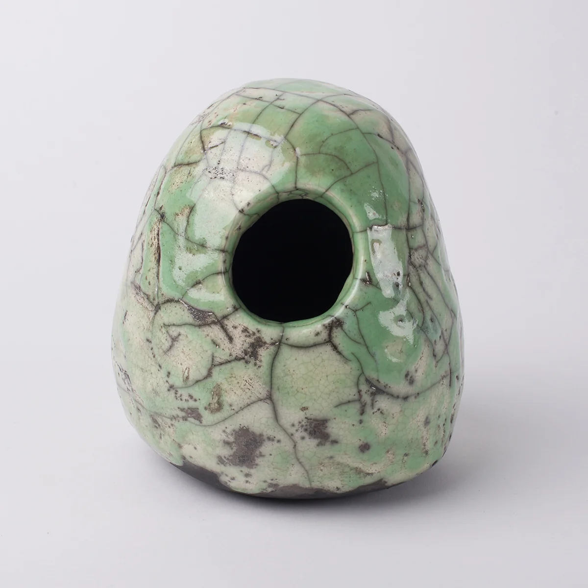 Nichoir raku vert craquelé, percé d’une ouverture ronde