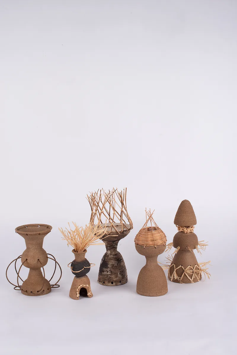 DNMADe 2022/25 - Parcours céramiqueC.A.B.A.N.E : construire des sculptures comme on construit des cabanes, où la terre et les fibres se lient, se nouent et s’entrelacent.