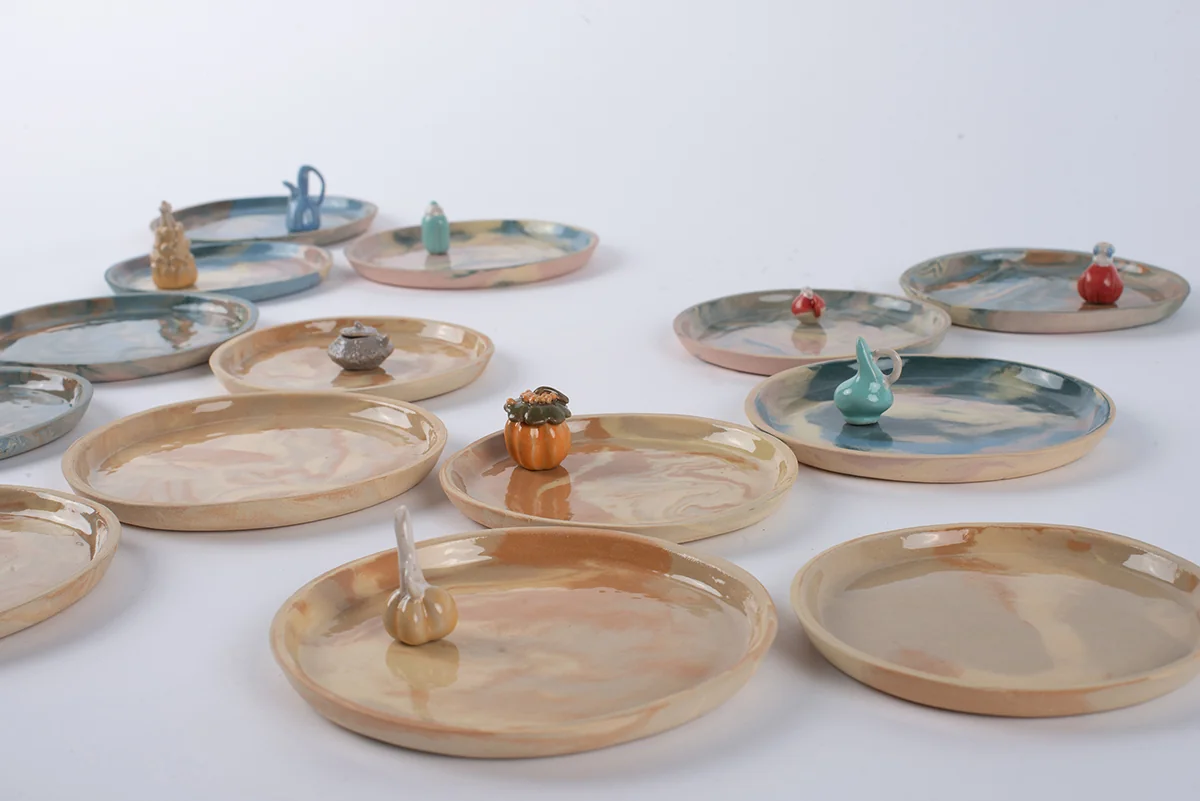 Miniatures : coupelles paysages surmontées de petits légumes en céramique