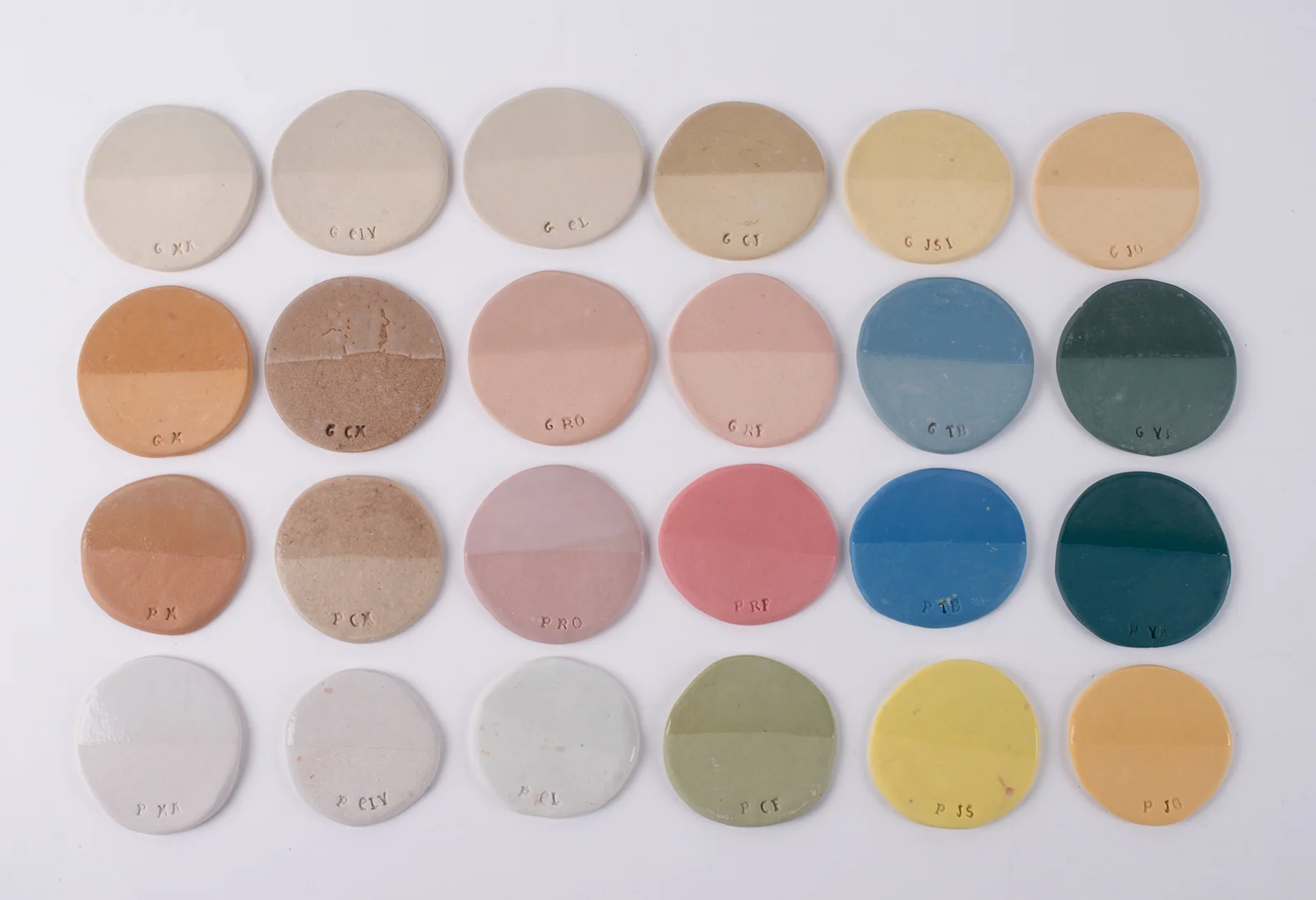 Nuancier de terres colorées dans la masse
