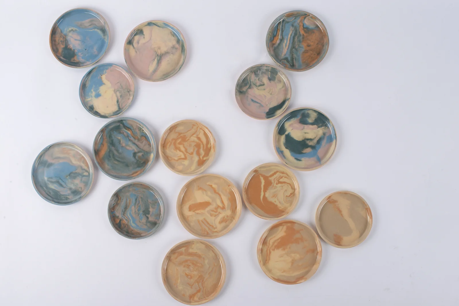 Coupelles en terres mêlées bleues et orangées