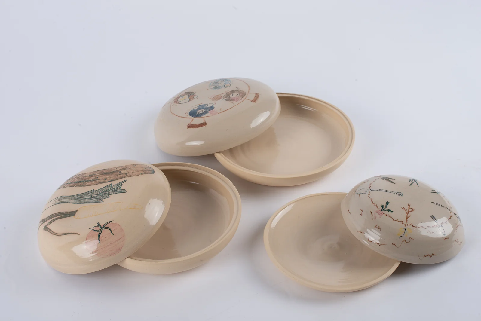 Assiettes et cloches décorées de légumes peints