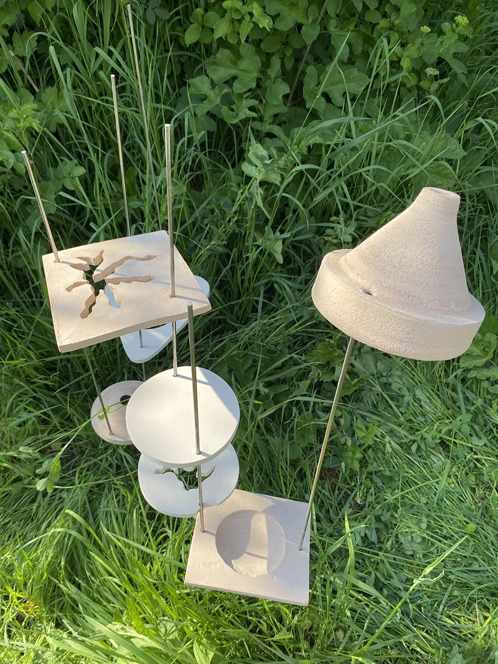 Modules en céramique sur tiges, plantés dans l’herbe