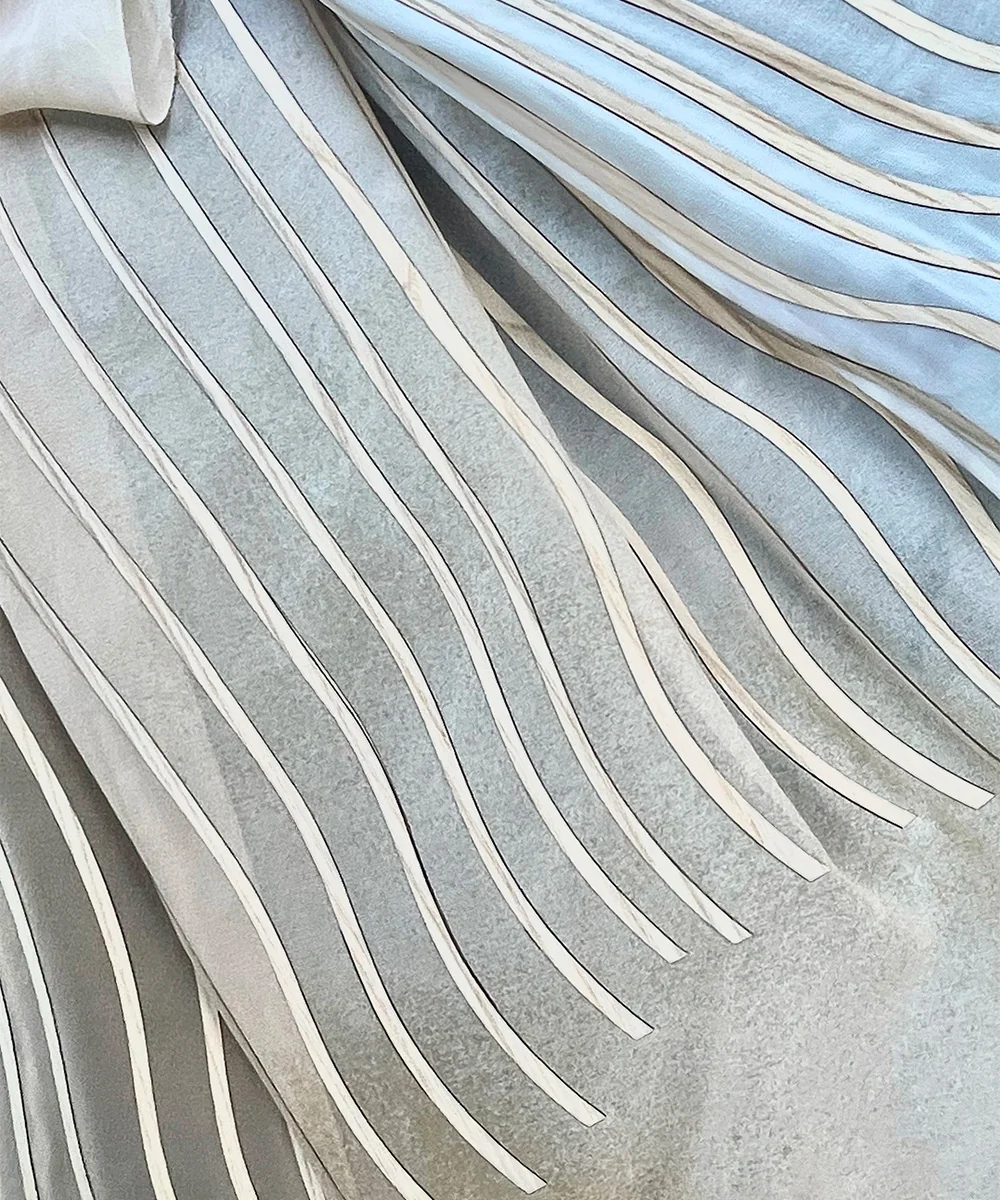 Détail du voile plissé, bandes de laine et de voile superposées