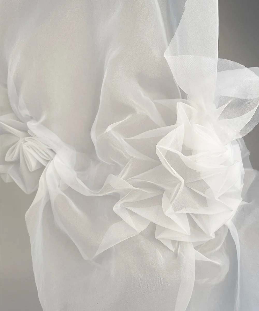Voile blanc noué formant un drapé en volume