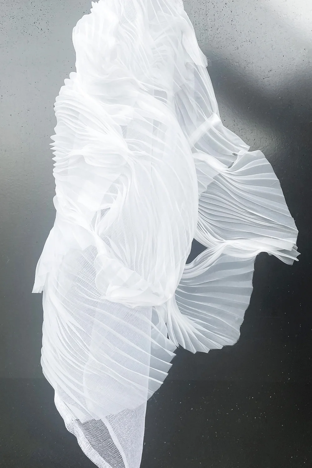 Voile blanc plissé en mouvement