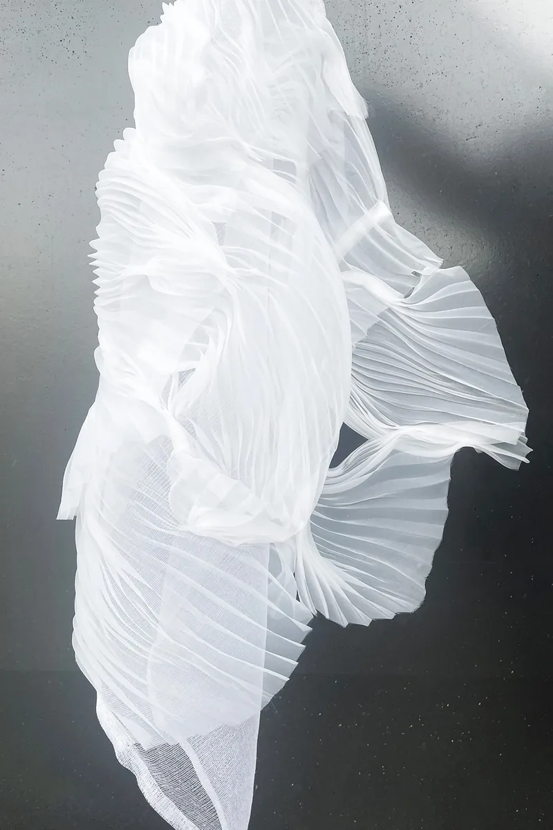 DNMADe 2022/25 - Parcours textileAlcôve étoffée : un rideau à la fois filtre et refuge, qui se tend, se rétracte et module l’intimité de l’habitat.