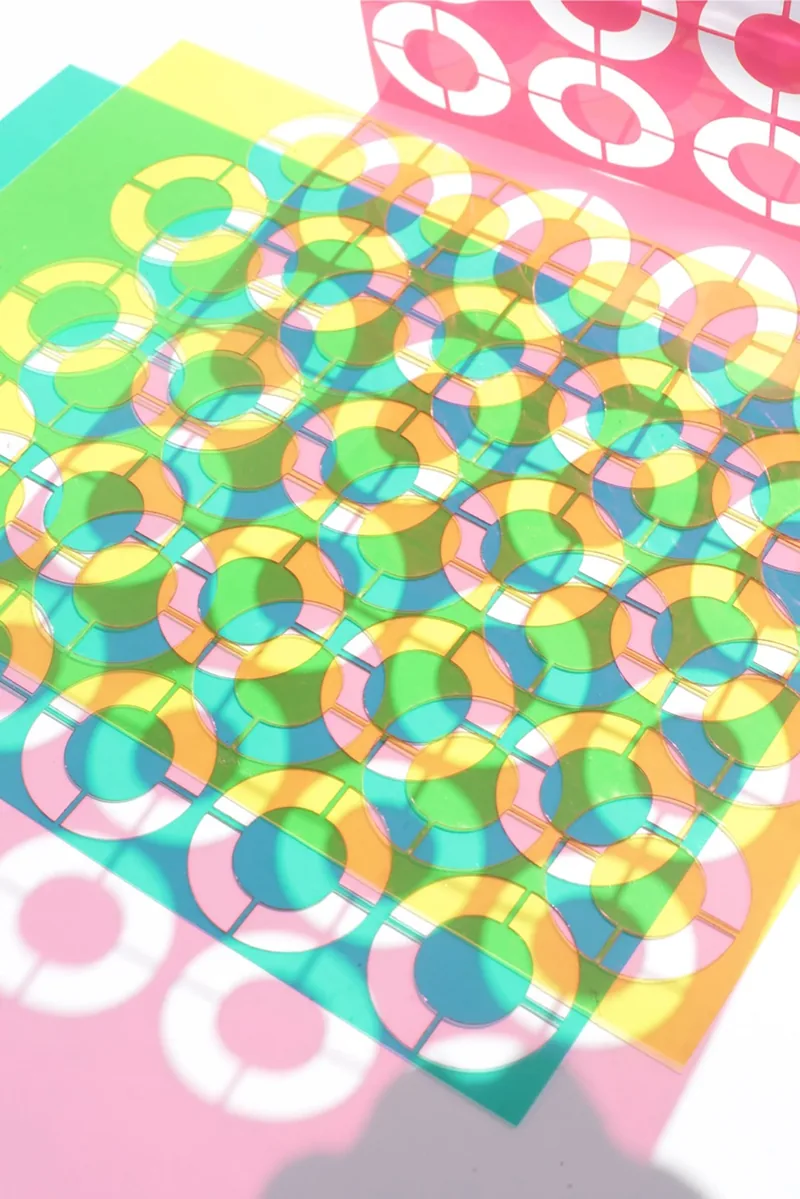 DNMADe 2022/25 - Parcours textileIllusion chromatique : la couleur comme matière active, qui révèle les textures et invite à une découverte ludique des surfaces.