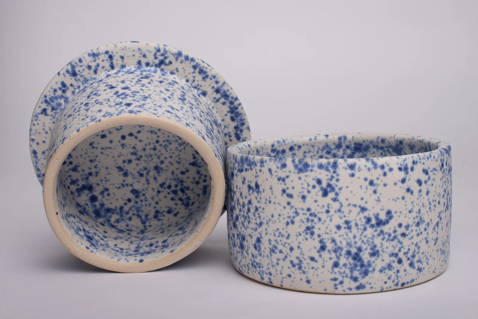 Contenants en porcelaine coulée au décor moucheté bleu