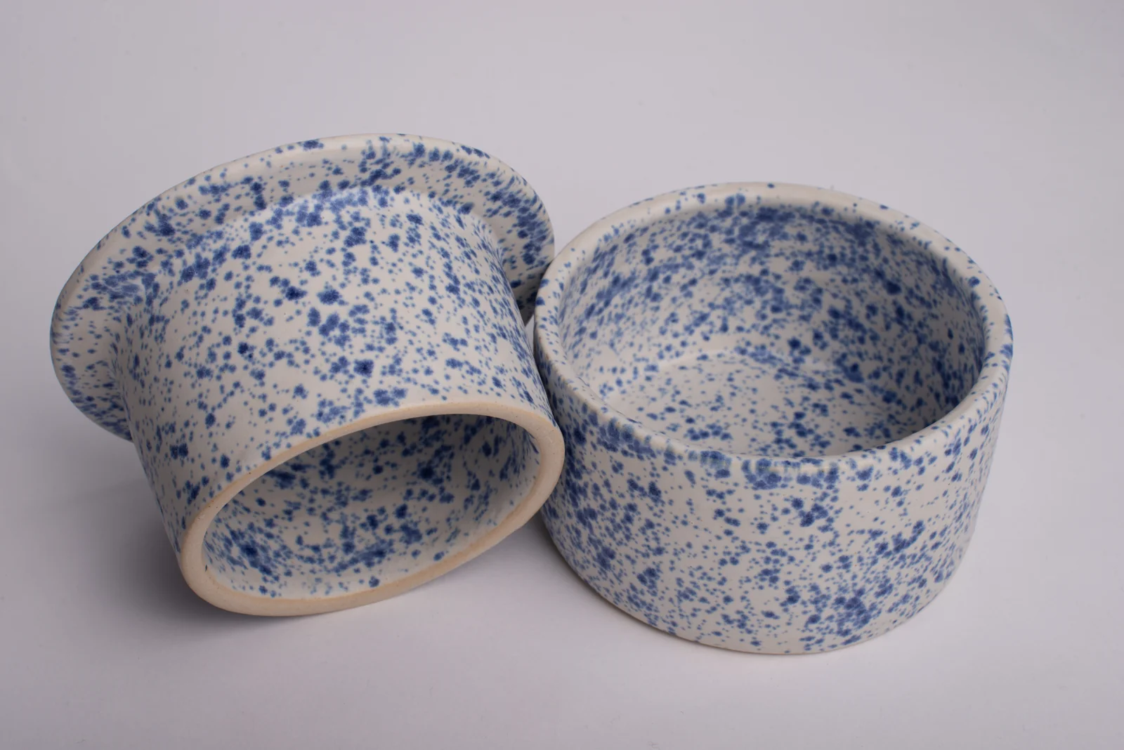 Contenants en porcelaine coulée au décor moucheté bleu, vue de côté