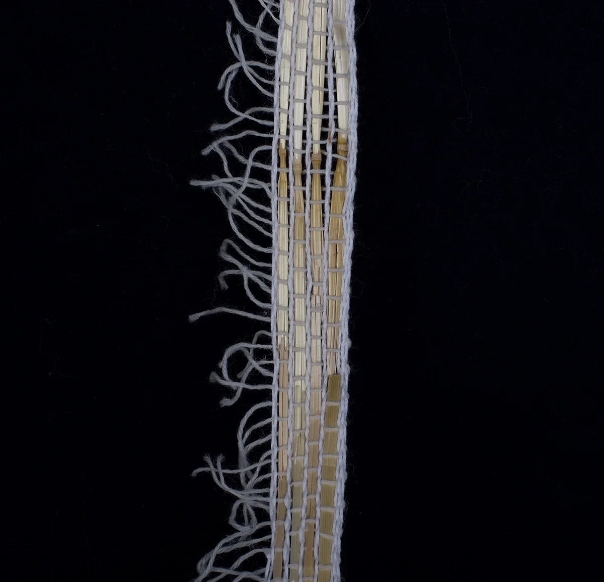 Tissage en longueur de brins de paille et de laine