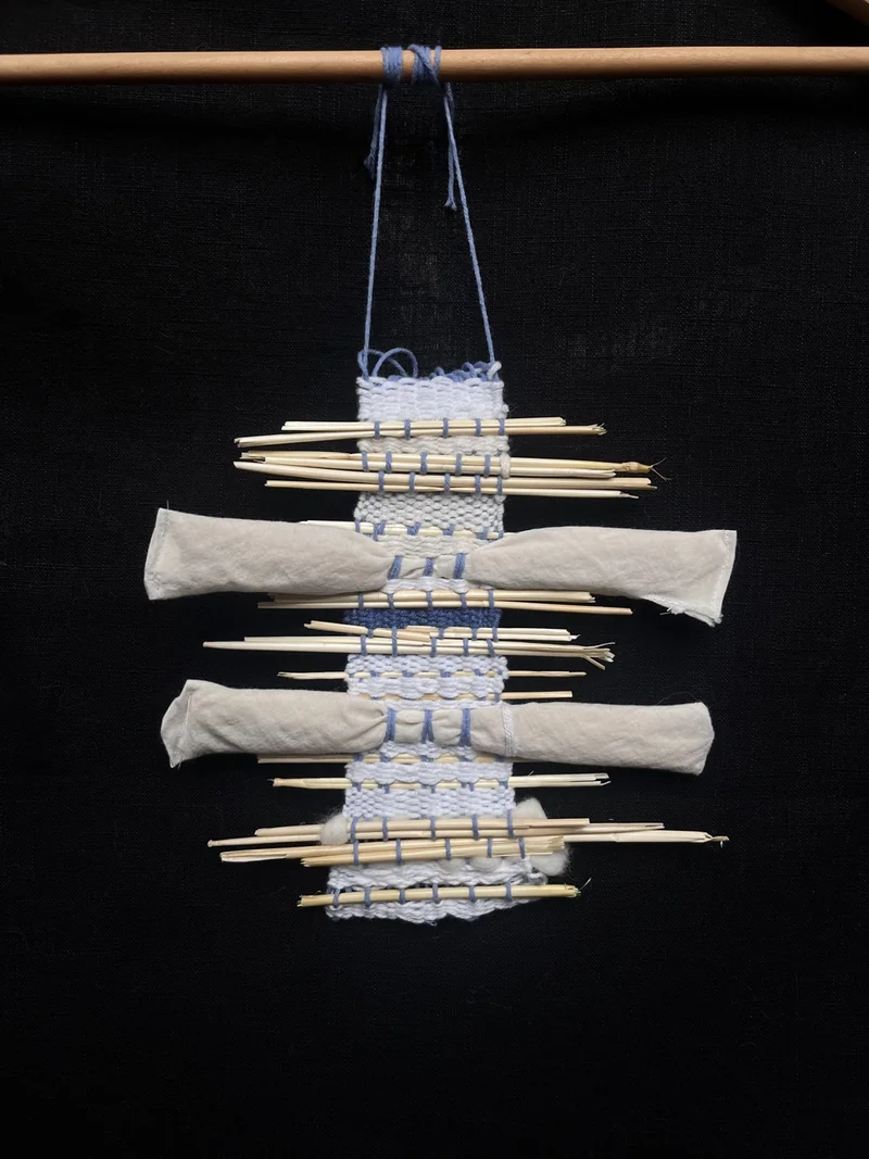 DNMADe 2023/26 - Parcours textileSens dessus dessous : la paille et la laine sorties des murs, explorées pour leurs textures, leurs sons et leurs odeurs.